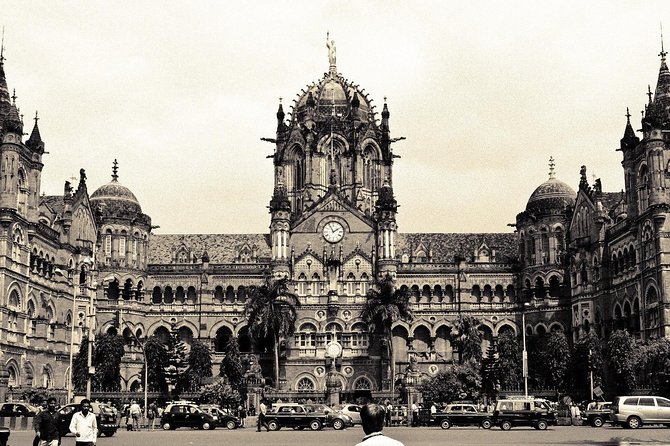 Affordable transfer from Mumbai Airport to Pune - Choosing Between the Sedan and SUV
