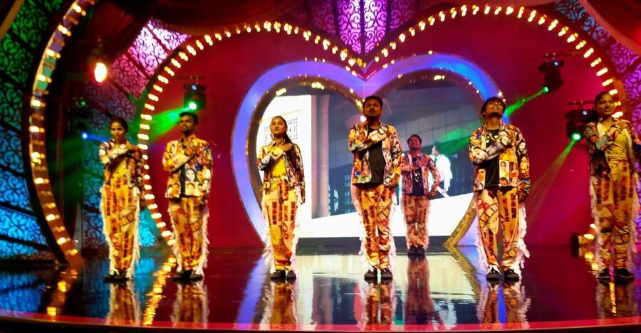 Bollywood Filmcity tour with Dance show. - What this Bollywood tour really is