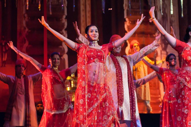 Bollywood Studio Tour in Mumbai - Mumbai cinema begins in your hotel lobby
