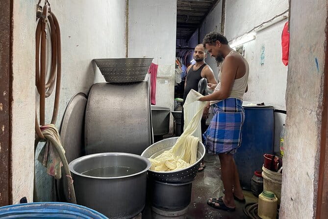 Dharavi Slum & Dhobi Ghat Mumbai: Private Guided Tour - Mahalaxmi Dhobi Ghat in a 15-minute stop