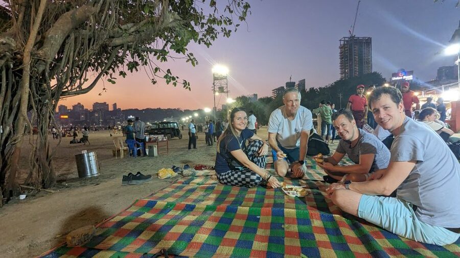 Discover Mumbai's street & beach with Vegetarian food tour - The train ride and the changing city views
