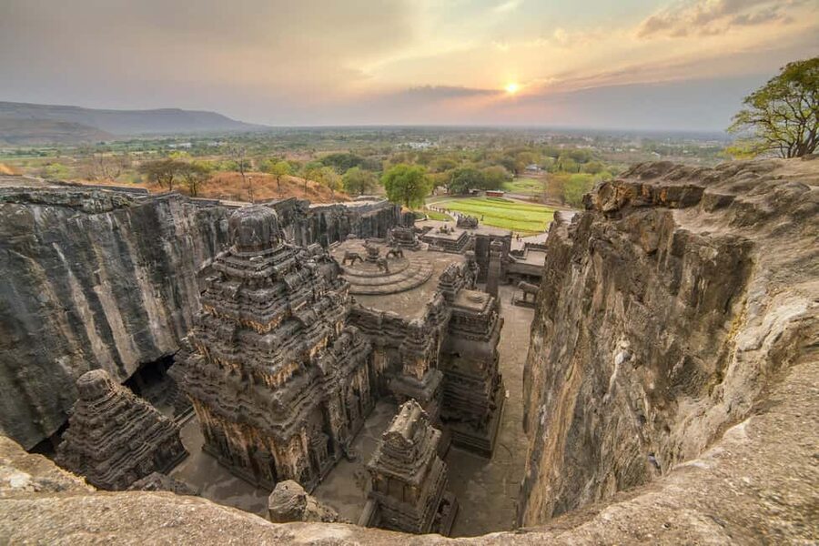 From Mumbai: Ajanta and Ellora Day Tour with Flights - The guide, vehicle, and group format