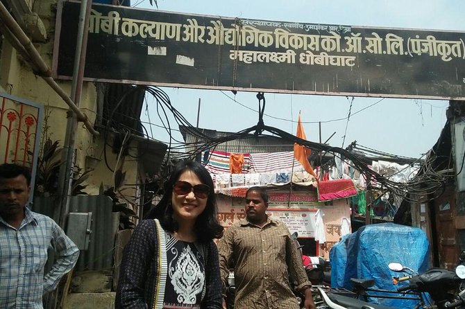 Full day city tour of Mumbai with guide & lunch - Siddhivinayak Temple: finish with a living place of worship