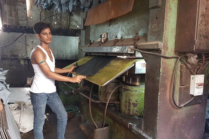 Group Tour of Dharavi Slum walk with local Guide - Seeing Dharavi’s working side first