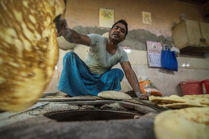 Mohd Ali Road Kebab & Curry Food Trail in Mumbai with Guide - What the guide adds to the meal
