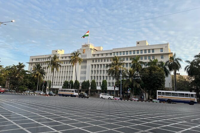 Mumbai By Dawn Morning Markets & The World’s Largest Laundry - Why the private vehicle matters