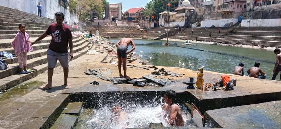 Mumbai City At Dawn, Visit the Unexplored Spots. - Banganga Tank: a quiet pause among old temples