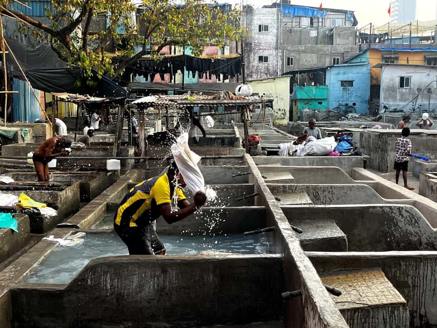 Mumbai City At Dawn, Visit the Unexplored Spots. - Dadar Flower Market: roses, marigolds, and narrow lanes