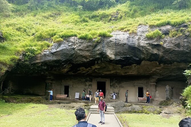 Mumbai City Sightseeing with Elephanta Caves Full Day Tour - Gateway of India and the start in Colaba