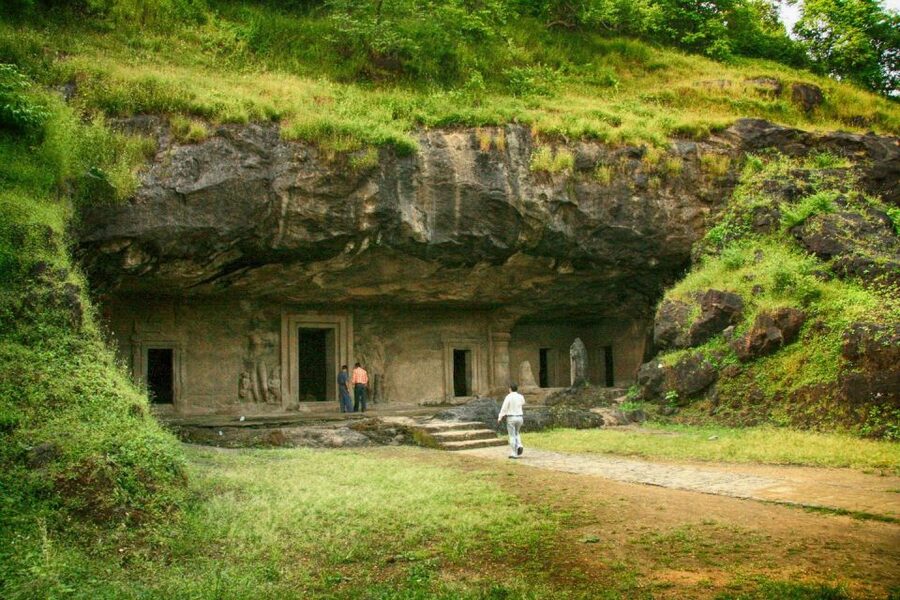 Mumbai: City Tour, Elephanta Caves, Dharavi Slum W/Options - Climbing into the Elephanta Caves