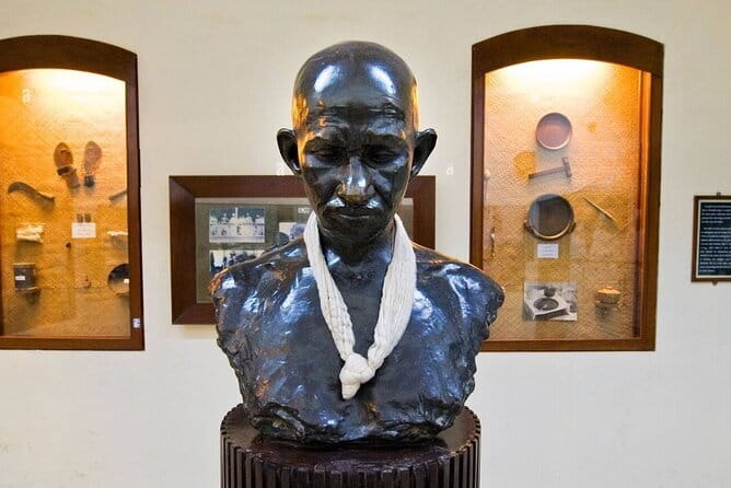 Mumbai City Tour with Licensed Guide and Lunch - A compact way to meet Mumbai