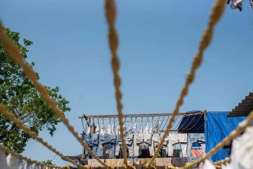 Mumbai: Dharavi Slum and Dhobi Ghat Laundry Tour - The 15-minute Mumbai local train ride