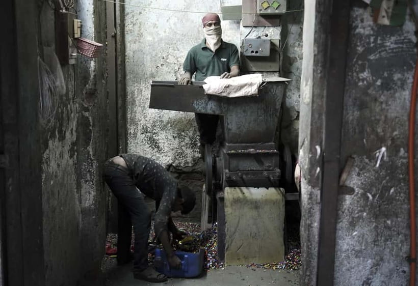 Mumbai Dharavi Slum Community Tour - Recycling, garments, and leather work