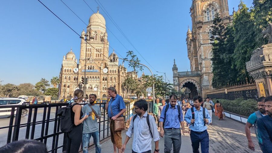 Mumbai: Dharavi Slum, DhobiGhat, and Dabbawallas Tour - Watching dabbawallas near Churchgate