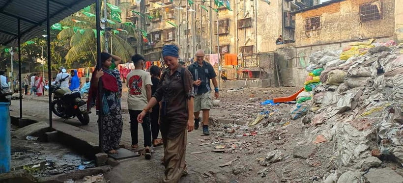 Mumbai: Dhobi Ghat Laundry and Dharavi Slum Tour with Local - Meeting a guide who knows Dharavi from the inside