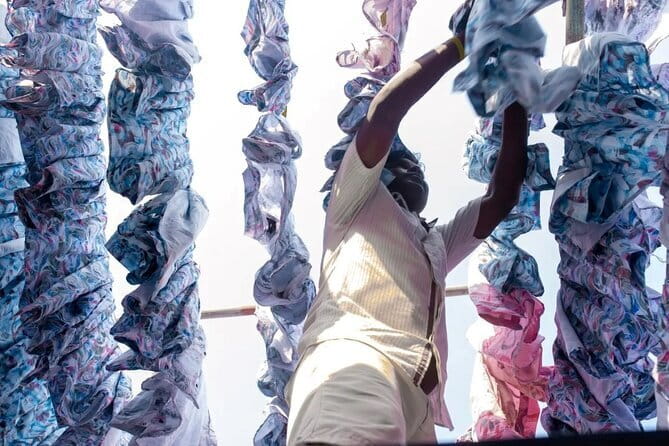 Mumbai: Dhobi Ghat Laundry & Dharavi Slum Tour with a Local - Taking Mumbai’s local train