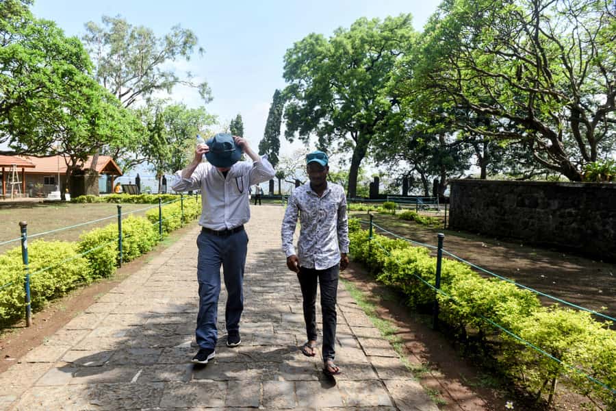Mumbai: Elephanta Caves: Island Tour With Options - Reading the rock-cut temples and Trimurti
