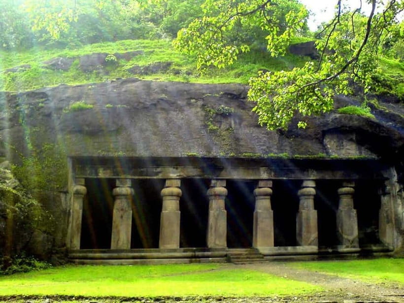 Mumbai: Elephanta Caves Tour with Ferry - Tea, snacks, and the human side of Mumbai