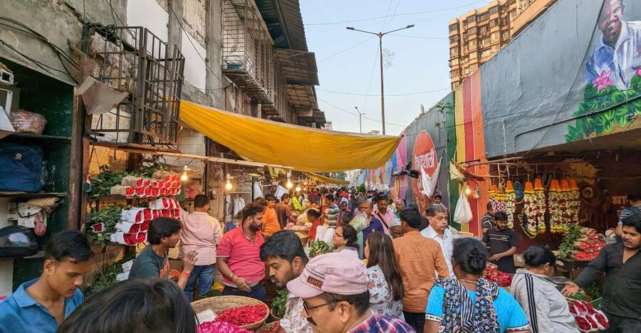 Mumbai Hidden Gems : Early Morning Tour with Expert Guide - Fish market and the boats bringing in the catch