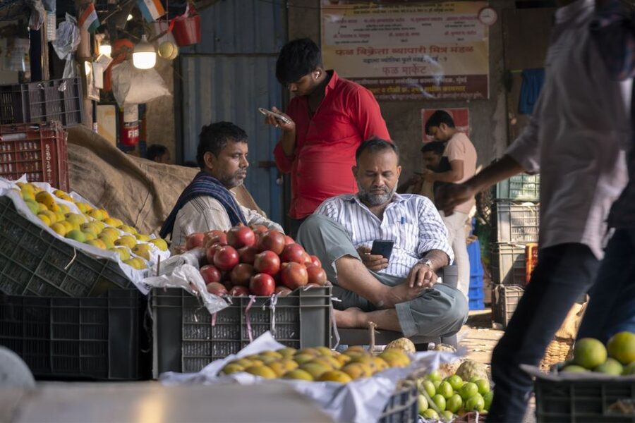 Mumbai: Local Markets & Temples Tour - Zaveri Bazaar and the oldest lanes