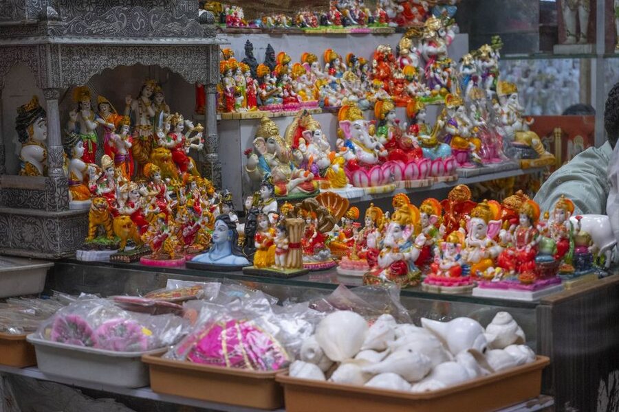 Mumbai: Local Markets & Temples Tour - Flower Alley and the small details between stops
