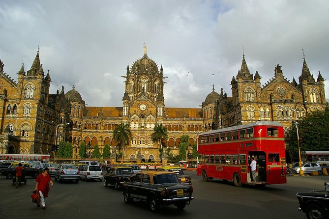 Mumbai Sightseeing Tour by Public Transport with family Lunch - Banganga, a quiet pause on Malabar Hill