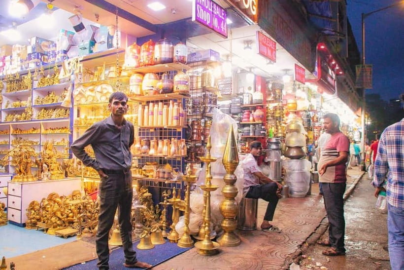 Mumbai: Street Food and Night Markets Tour - One evening, several kinds of Indian food
