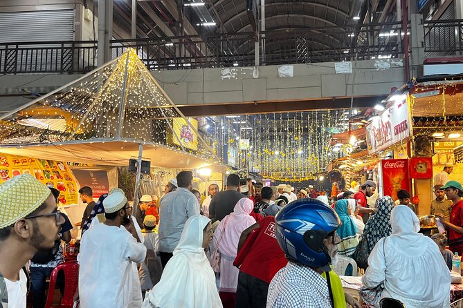 Mumbai Street Food & Bazaar Tour with Local Transport - Finding the guide at Churchgate