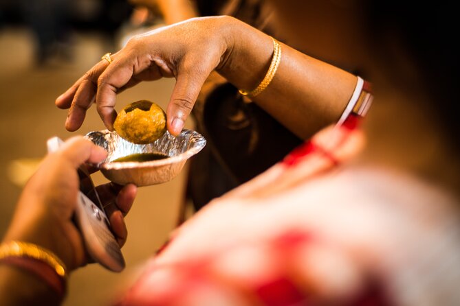 Mumbai Street Food Tour - Bhuleshwar: markets, temples, and a change in flavor