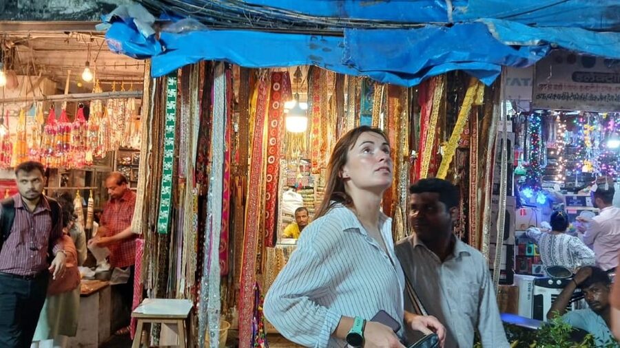 Mumbai Street Food Tour with Evening Bazaar Walk - What the guides add to the evening