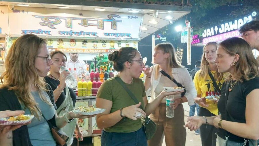 Mumbai Street Food Tour with Evening Bazaar Walk - Chowpatty Beach: sunset, local snacks, and pani puri