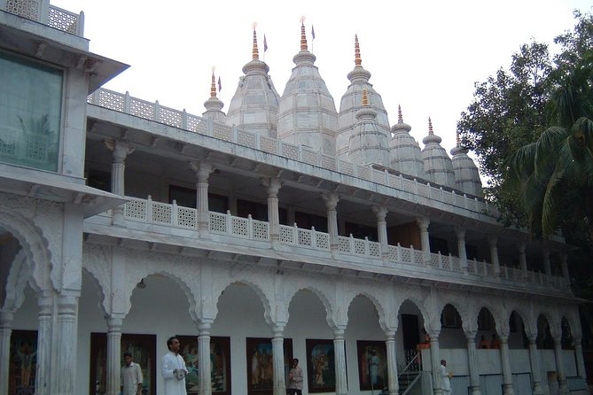 Mumbai Temple Tour in Private Vehicle - The private car and guide are part of the value