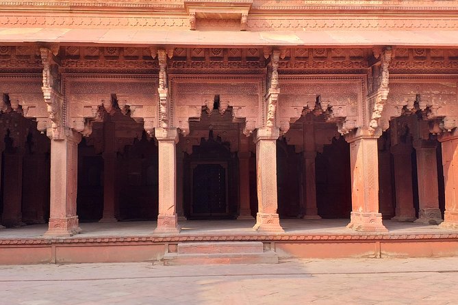 Mumbai to Agra Taj Mahal Day Trip with Return Flights and Lunch - What the guide adds at the monuments