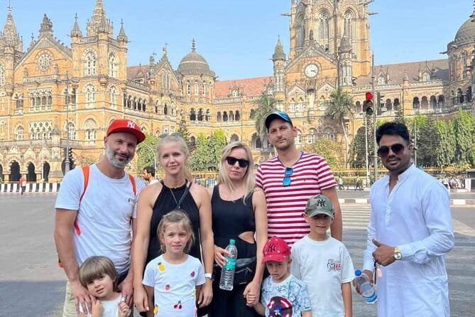 Old Mumbai Sightseeing Tour with a Local Guide - Ganesh Nagar and the family visit