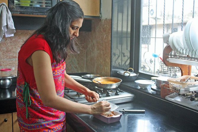 Private Market Tour and Vegetarian Cooking Class in Mumbai - Making roti or paratha the traditional way