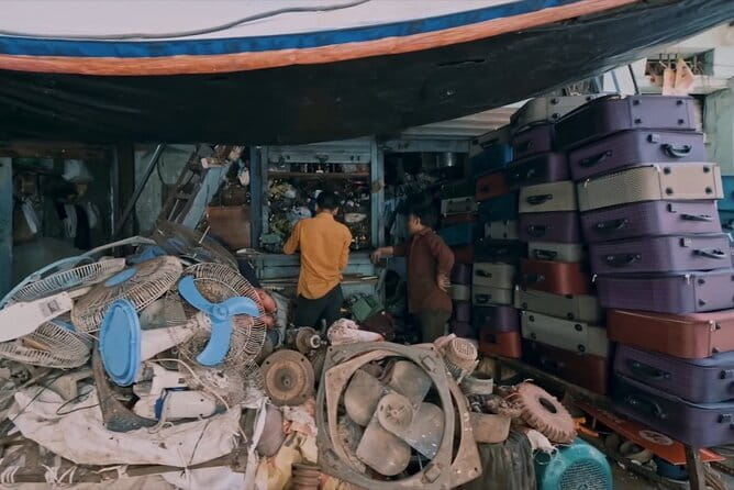 Private Walking Tour in Dharavi Slums - Entering the residential areas