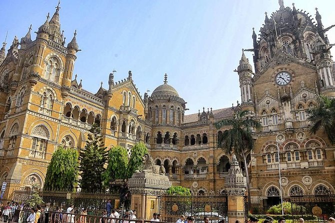 South Mumbai City with Dharavi Slum Tour in Private Vehicle - Hanging Gardens and a greener finish